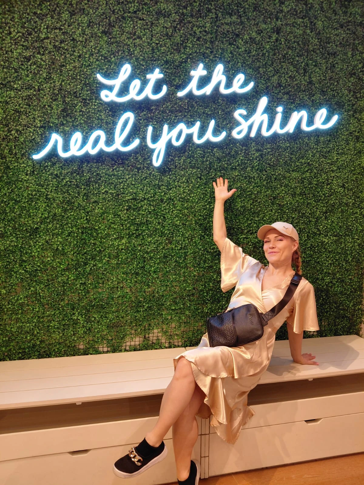 Elina neonkilven edessä: Let the real you shine